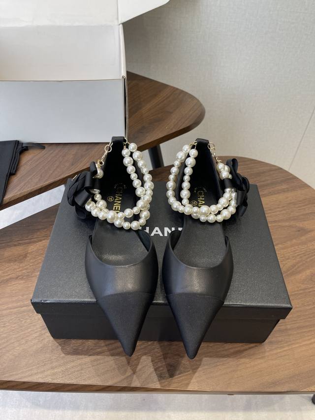 官网同步盒包装 Chanel 26春夏最新 珍珠拼色尖头 凉鞋 珍珠真的是香奈儿的灵魂 这双经典撞色鞋美到爆炸！它能让你想到那个年代娇气又矜贵的富家女~珍珠链条
