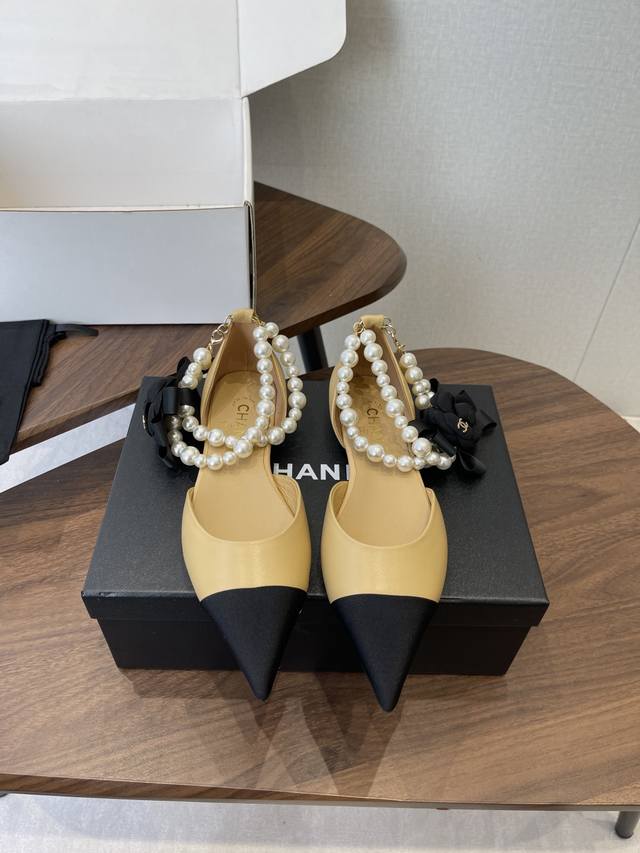 官网同步盒包装 Chanel 26春夏最新 珍珠拼色尖头 凉鞋 珍珠真的是香奈儿的灵魂 这双经典撞色鞋美到爆炸！它能让你想到那个年代娇气又矜贵的富家女~珍珠链条