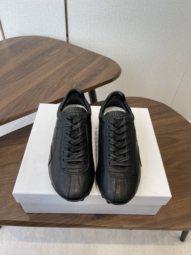 Maison Margiela 25Ss 秋冬新款 Mm6马吉拉 情侣款薄底运动鞋 新款Sprinters运动鞋轮廓采用做旧复古处理牛皮 制成 灵感来源于复古跑