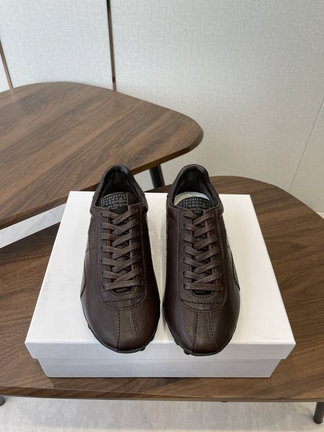 Maison Margiela 25Ss 秋冬新款 Mm6马吉拉 情侣款薄底运动鞋 新款Sprinters运动鞋轮廓采用做旧复古处理牛皮 制成 灵感来源于复古跑