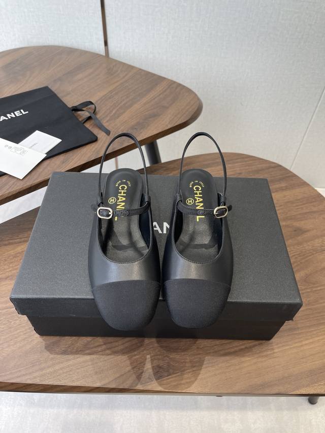 Chanel 香奈儿 26Ss 春夏秀款 后空 凉鞋 第一眼看上就被种草了根据天气变化自由穿搭！套上袜套春夏秒变可爱单鞋！秒变魔法公主 鞋面采用进口羊皮 内里踮