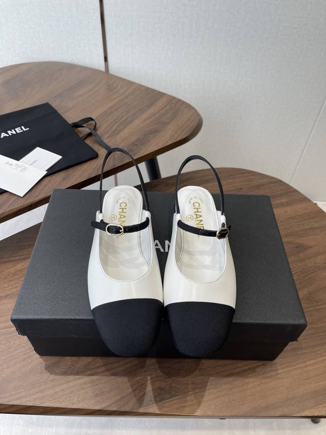 Chanel 香奈儿 26Ss 春夏秀款 后空 凉鞋 第一眼看上就被种草了根据天气变化自由穿搭！套上袜套春夏秒变可爱单鞋！秒变魔法公主 鞋面采用进口羊皮 内里踮