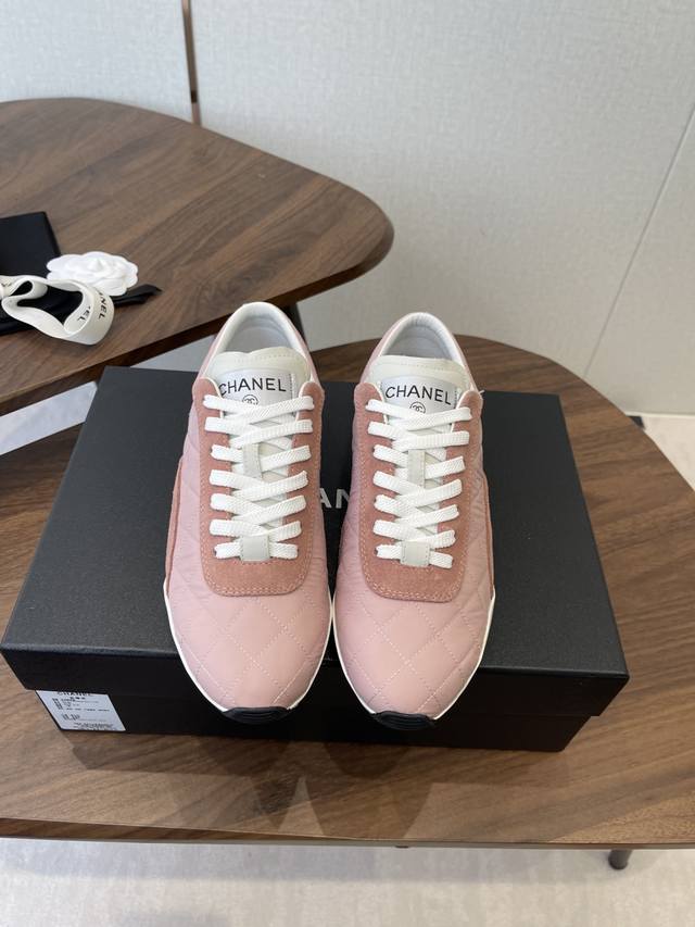 Chanel香奈儿菱格纹德训鞋 网球鞋 休闲 运动鞋 原版购入开发 做货 小香最新隐藏款网球鞋软菱格纹 柔软小羊皮配搭大鞋舌和经典双C Logo满满的复古感又是