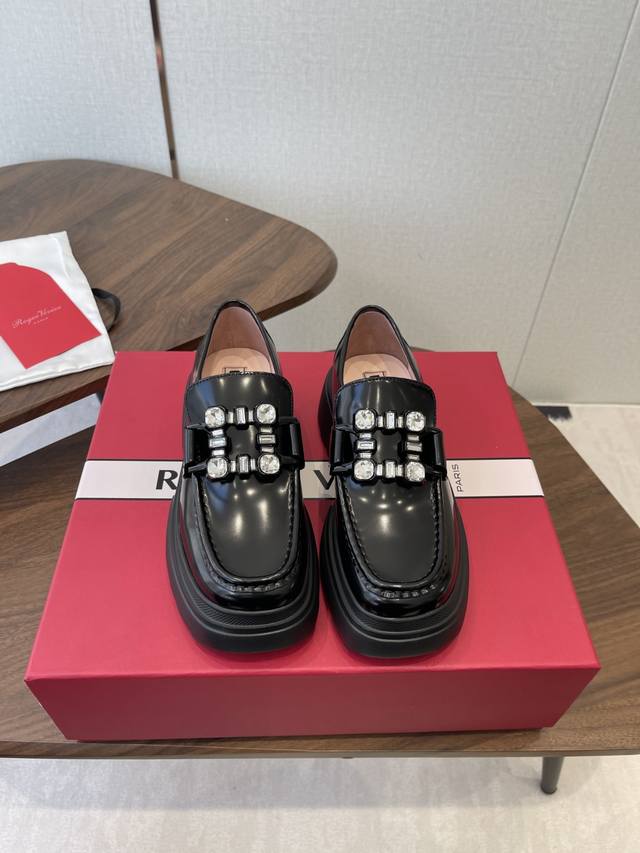 单鞋 靴子莞产 Roger Vivier 全新升级 秋冬 Rv新款厚底短靴乐福鞋都到现货了～带衬垫厚底踝靴帅气有型 锯齿形鞋底拥有强大的抓地力，确保步履稳健。