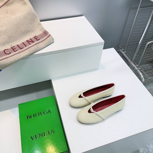 高品质出厂 ！顶级品质Bottega Veneta葆蝶家2026春夏新品爆款简易圆头平底玛丽珍单鞋Bv新款小圆头单鞋抢手大爆款，Ins&小红书巨多网红明星上身！