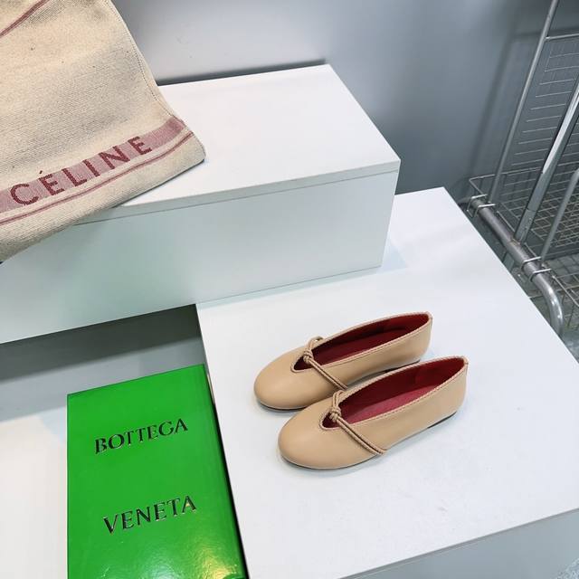 高品质出厂 ！顶级品质Bottega Veneta葆蝶家2026春夏新品爆款简易圆头平底玛丽珍单鞋Bv新款小圆头单鞋抢手大爆款，Ins&小红书巨多网红明星上身！