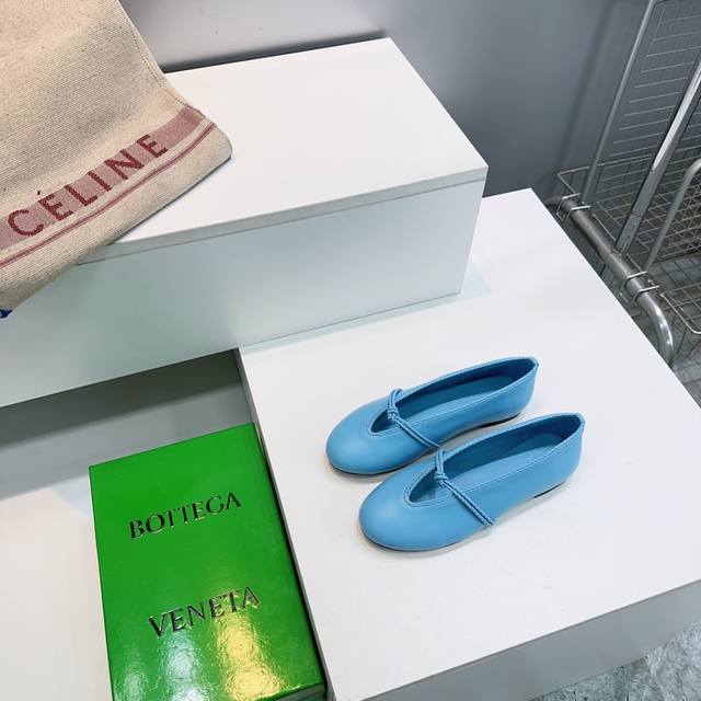 高品质出厂 ！顶级品质Bottega Veneta葆蝶家2026春夏新品爆款简易圆头平底玛丽珍单鞋Bv新款小圆头单鞋抢手大爆款，Ins&小红书巨多网红明星上身！