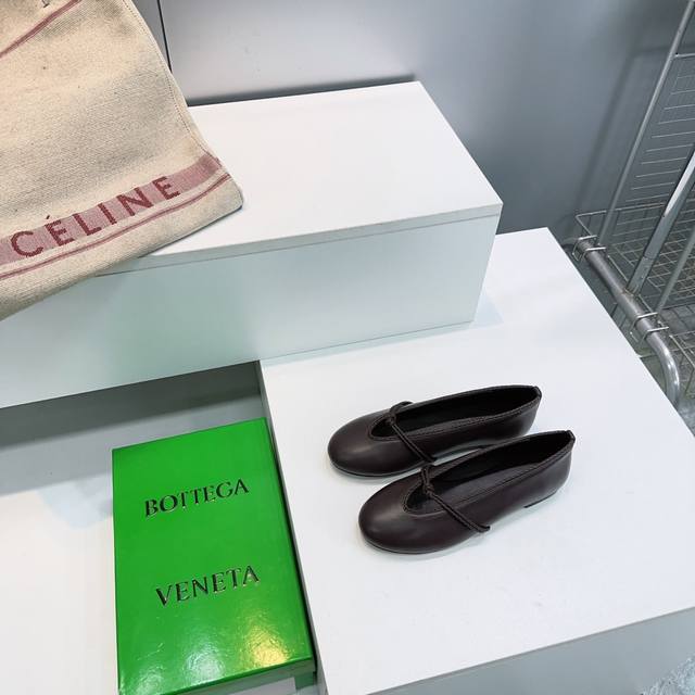 高品质出厂 ！顶级品质Bottega Veneta葆蝶家2026春夏新品爆款简易圆头平底玛丽珍单鞋Bv新款小圆头单鞋抢手大爆款，Ins&小红书巨多网红明星上身！