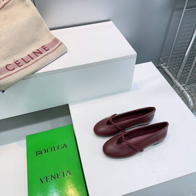 高品质出厂 ！顶级品质Bottega Veneta葆蝶家2026春夏新品爆款简易圆头平底玛丽珍单鞋Bv新款小圆头单鞋抢手大爆款，Ins&小红书巨多网红明星上身！