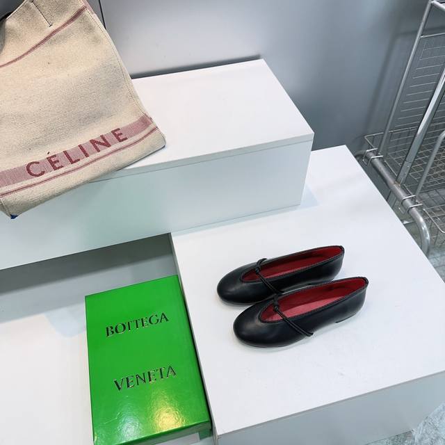 高品质出厂 ！顶级品质Bottega Veneta葆蝶家2026春夏新品爆款简易圆头平底玛丽珍单鞋Bv新款小圆头单鞋抢手大爆款，Ins&小红书巨多网红明星上身！