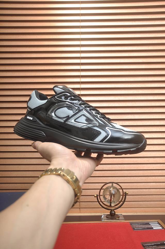 出厂价pp： 顶级原单 品牌：Dior 迪奥 标准码：男码38-44 45定制 等级：官网同款 材料：顶级原版牛皮拼接而成 原版耐磨轻便大底 款式类别：潮流时尚