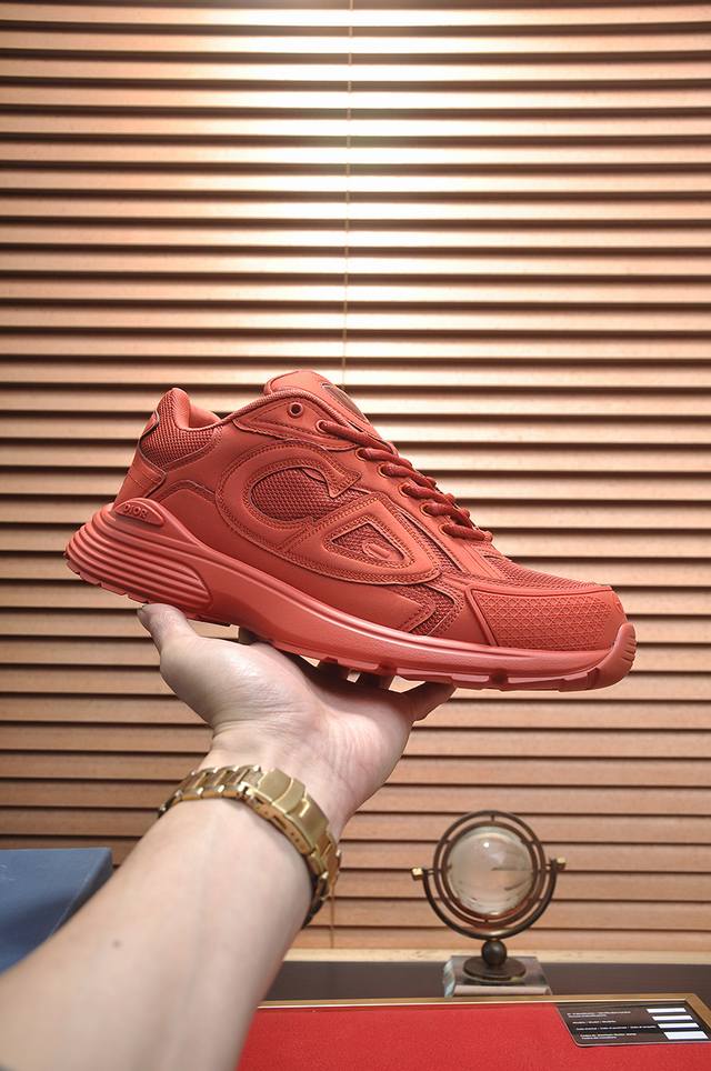 出厂价pp： 顶级原单 品牌：Dior 迪奥 标准码：男码38-44 45定制 等级：官网同款 材料：顶级原版牛皮拼接而成 原版耐磨轻便大底 款式类别：潮流时尚