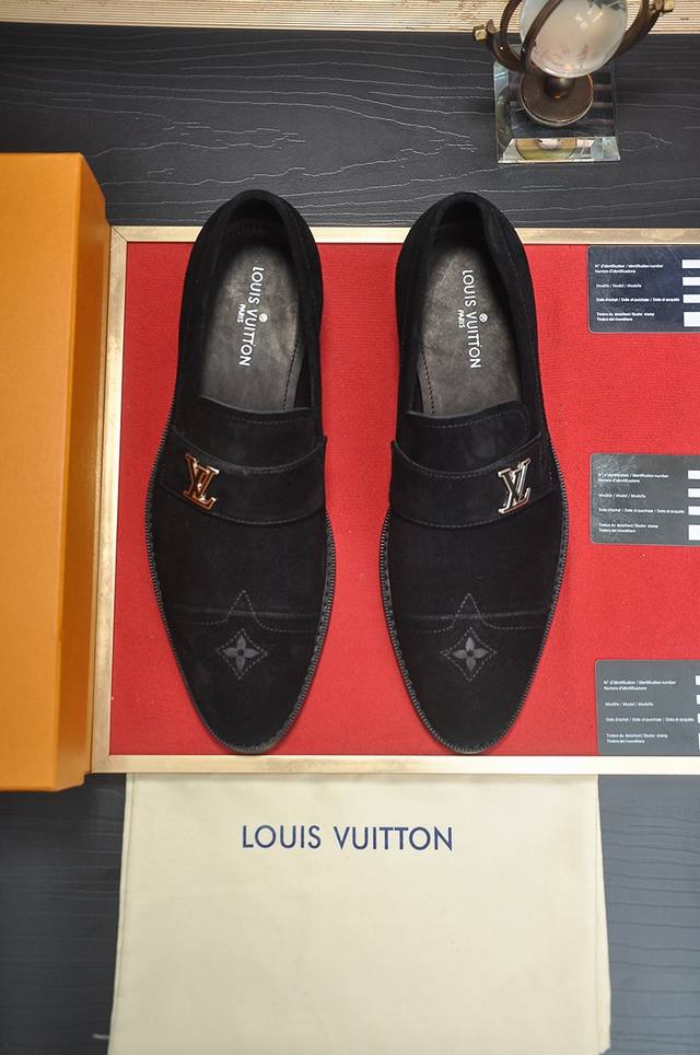 出厂价p Lv 原单牛皮内里 Lv最新真皮商务西装鞋官网同步上市，意大利进口 头层牛皮一比一重金打造，官网1:1橡胶大底。穿着百搭，高档不失档次，彩色搭配气度不