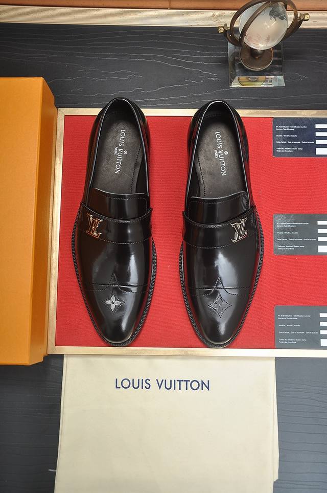 出厂价p Lv 原单牛皮内里 Lv最新真皮商务西装鞋官网同步上市，意大利进口 头层牛皮一比一重金打造，官网1:1橡胶大底。穿着百搭，高档不失档次，彩色搭配气度不