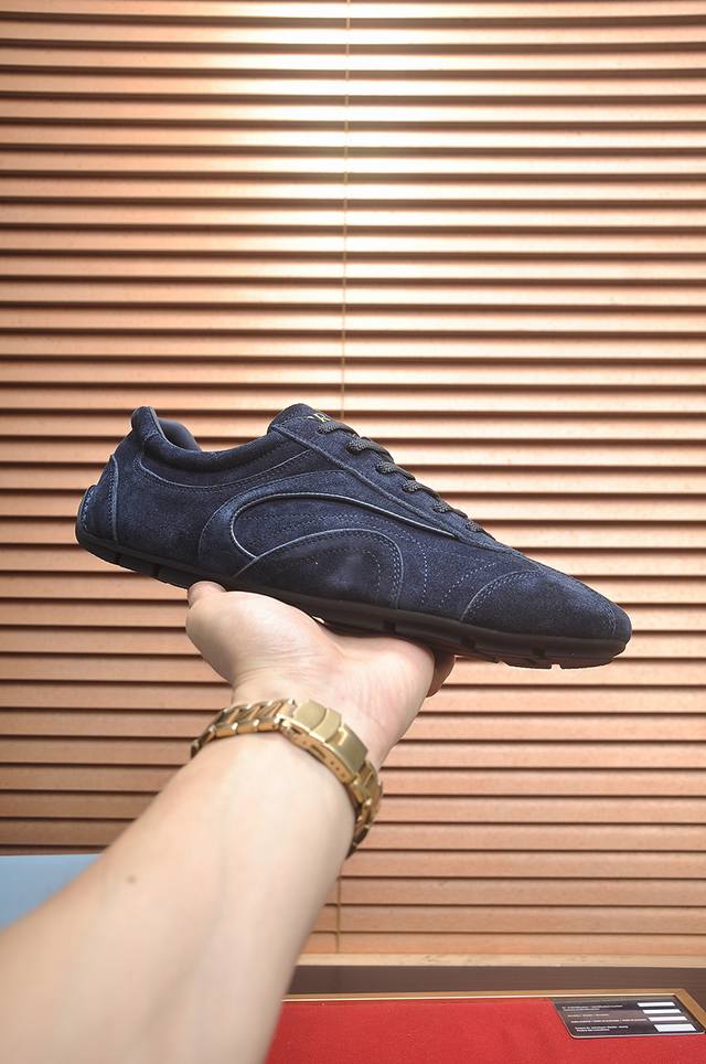 出厂价p prada 普拉达情侣休闲鞋，原版1比1开发，面料高丝光牛猄配进口牛皮，内里丝绸羊皮，大底橡胶，上脚舒适柔软，码数女：35至40。男38至60