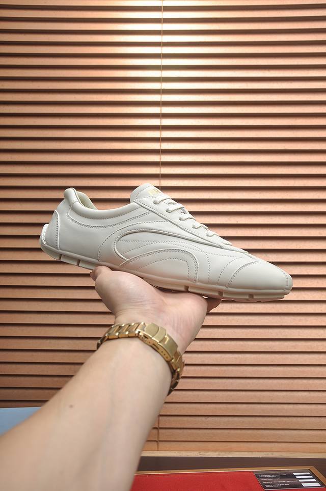 出厂价p prada 普拉达情侣休闲鞋，原版1比1开发，面料高丝光牛猄配进口牛皮，内里丝绸羊皮，大底橡胶，上脚舒适柔软，码数女：35至40。男38至60