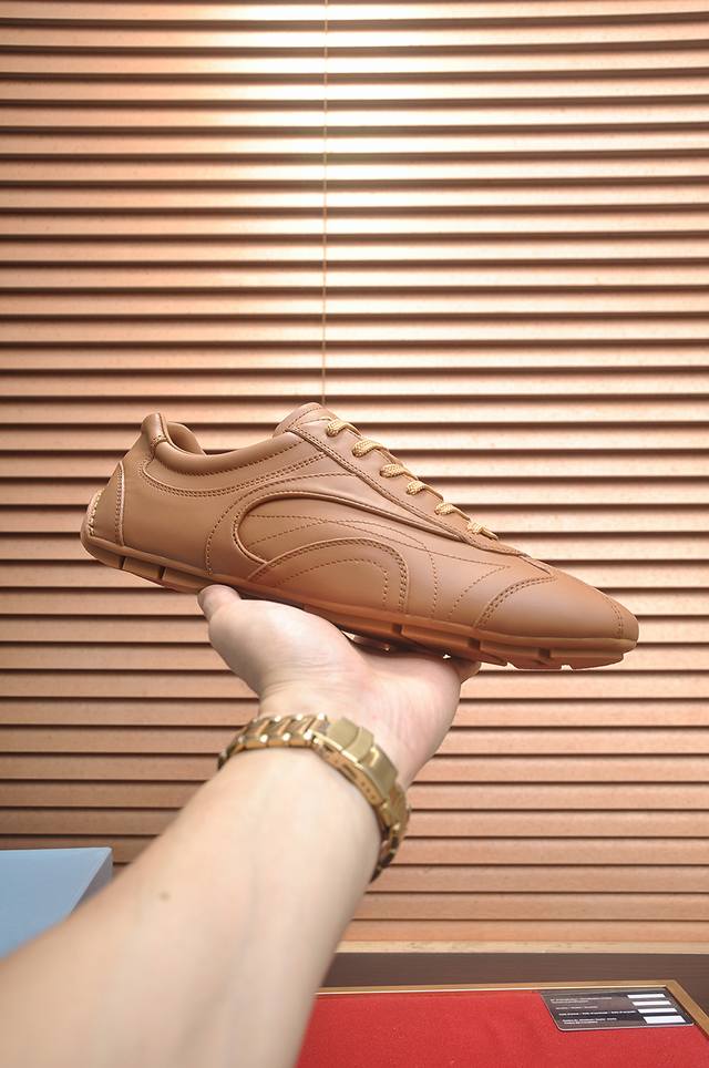 出厂价p prada 普拉达情侣休闲鞋，原版1比1开发，面料高丝光牛猄配进口牛皮，内里丝绸羊皮，大底橡胶，上脚舒适柔软，码数女：35至40。男38至60