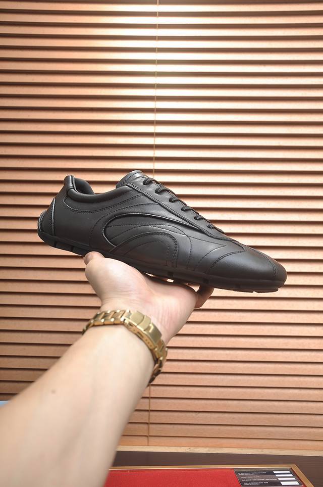 出厂价p prada 普拉达情侣休闲鞋，原版1比1开发，面料高丝光牛猄配进口牛皮，内里丝绸羊皮，大底橡胶，上脚舒适柔软，码数女：35至40。男38至60