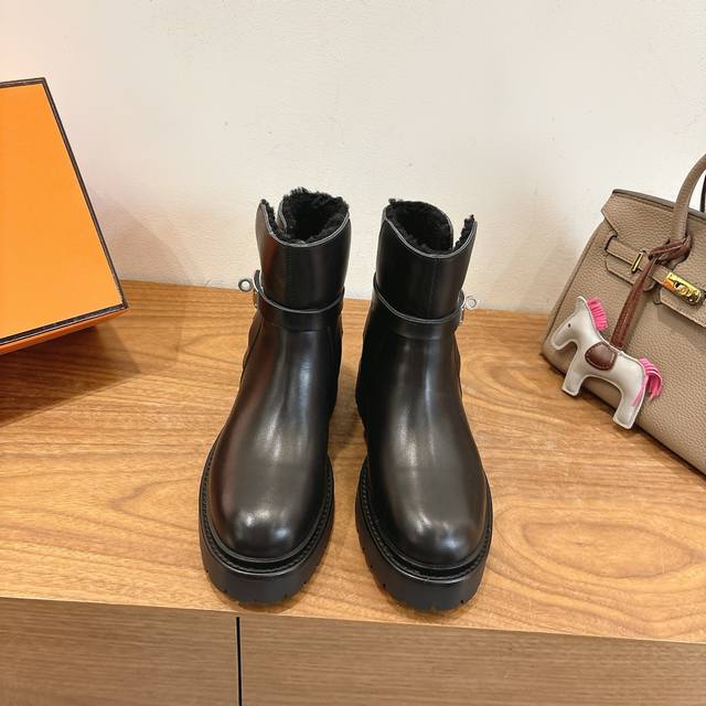 Hermes Fw25New Arrival～ H家2025秋冬 短靴 进口皮料羊京材质，内里羊羔毛超Nice 方头版型调整多次才完美出货，独家首发，实物均实拍