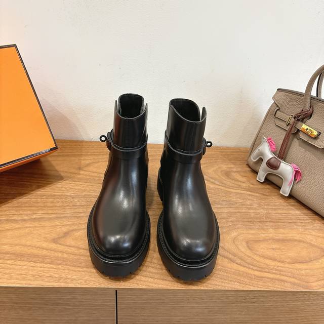 Hermes Fw25New Arrival～ H家2025秋冬 短靴 进口皮料羊京材质，超Nice 方头版型调整多次才完美出货，独家首发，实物均实拍！无比舒适