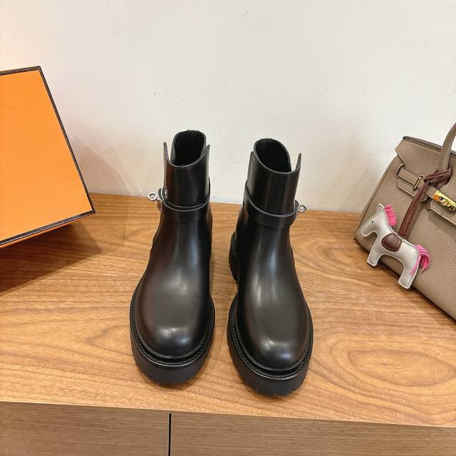 Hermes Fw25New Arrival～ H家2025秋冬 短靴 进口皮料羊京材质，超Nice 方头版型调整多次才完美出货，独家首发，实物均实拍！无比舒适