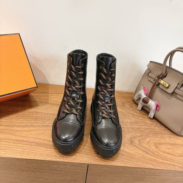 Hermes Fw25New Arrival～ H家2025秋冬 短靴 进口皮料羊京材质，超Nice 方头版型调整多次才完美出货，独家首发，实物均实拍！无比舒适