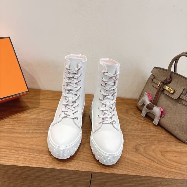 Hermes Fw25New Arrival～ H家2025秋冬 短靴 进口皮料羊京材质，超Nice 方头版型调整多次才完美出货，独家首发，实物均实拍！无比舒适