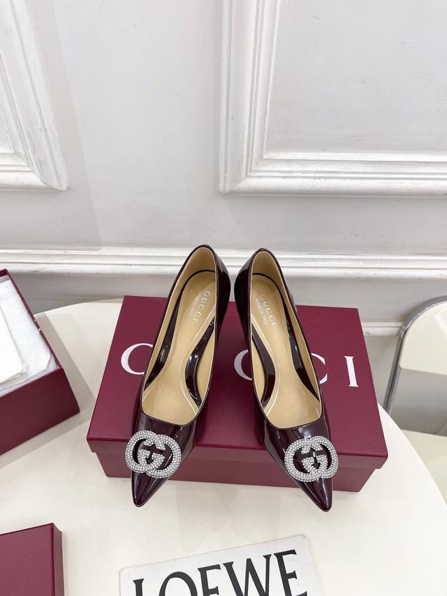 Gucci 古驰 25 G家 主打系列终于面世，狠货值得期待！原有的经典 创造新设计 Bs新款 经典双G水钻尖头高跟鞋 代购级别！高级感十足！国内外博主刷爆的一