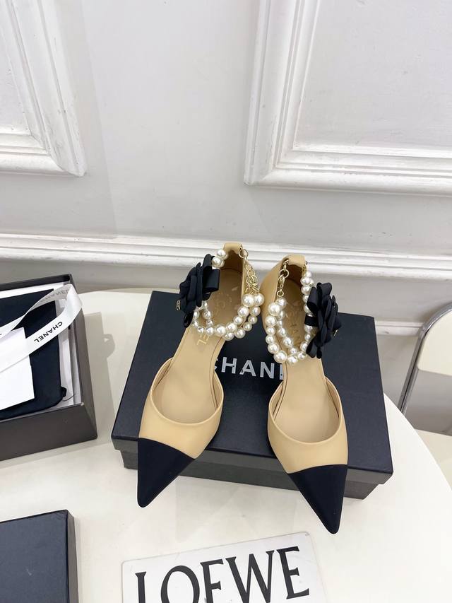 小香 25 2025新品 专柜经典走秀款 小香双C山茶花珍珠项链拼色尖头中空鞋 系列上新 Bs时尚圈的绝绝子 搭配将演绎着细致 极简 永不褪去的经典元素 展现与