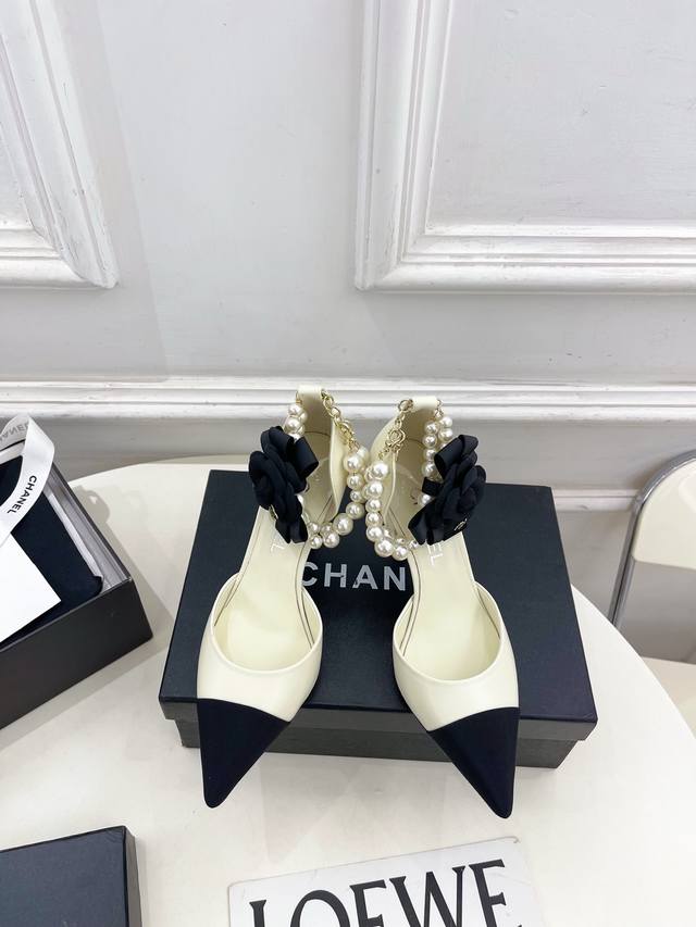 小香 25 2025新品 专柜经典走秀款 小香双C山茶花珍珠项链拼色尖头中空鞋 系列上新 Bs时尚圈的绝绝子 搭配将演绎着细致 极简 永不褪去的经典元素 展现与