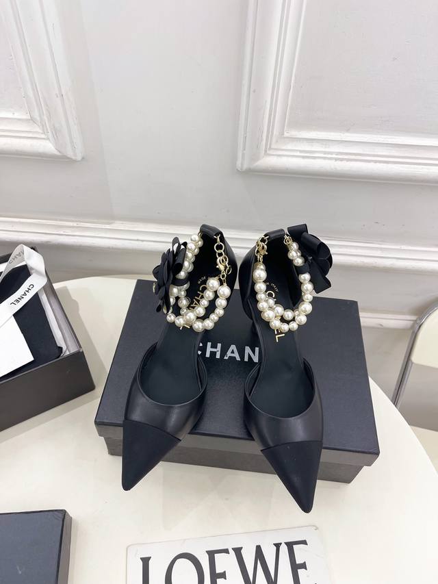 小香 25 2025新品 专柜经典走秀款 小香双C山茶花珍珠项链拼色尖头中空鞋 系列上新 Bs时尚圈的绝绝子 搭配将演绎着细致 极简 永不褪去的经典元素 展现与