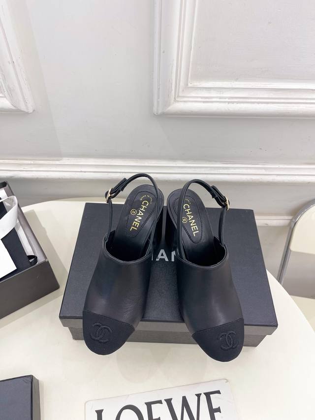 小香 25 2025早春新品 专柜经典走秀款 小香双C拼色后空凉鞋 系列上新 Bs时尚圈的绝绝子 搭配将演绎着细致 极简 永不褪去的经典元素 展现与众不同的穿搭