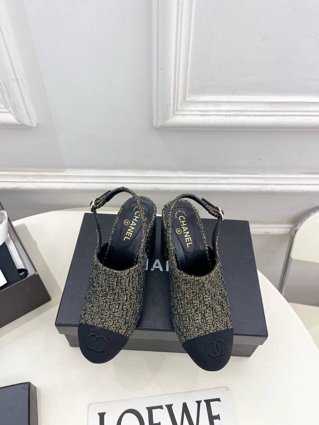 小香 25 2025早春新品 专柜经典走秀款 小香双C拼色后空凉鞋 系列上新 Bs时尚圈的绝绝子 搭配将演绎着细致 极简 永不褪去的经典元素 展现与众不同的穿搭