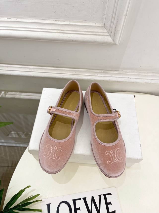 Celine 赛琳 25 2025秋冬新品 凯旋门绒面玛丽珍鞋 上新！ Bs 这一季的赛琳真的是开了挂、太有特色了 今年必须要入手一双Celing 小白鞋 ，复