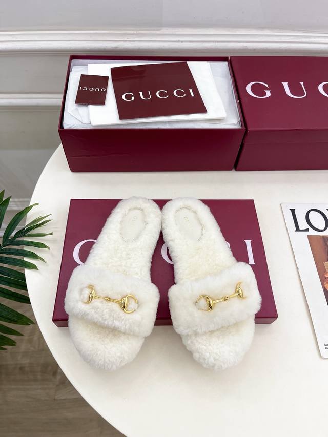 Gucci 古驰 25 G家 主打系列终于面世，狠货值得期待！原有的经典 创造新设计 Bs新款 经典马衔扣一字带平底毛拖 代购级别！高级感十足！国内外博主刷爆的
