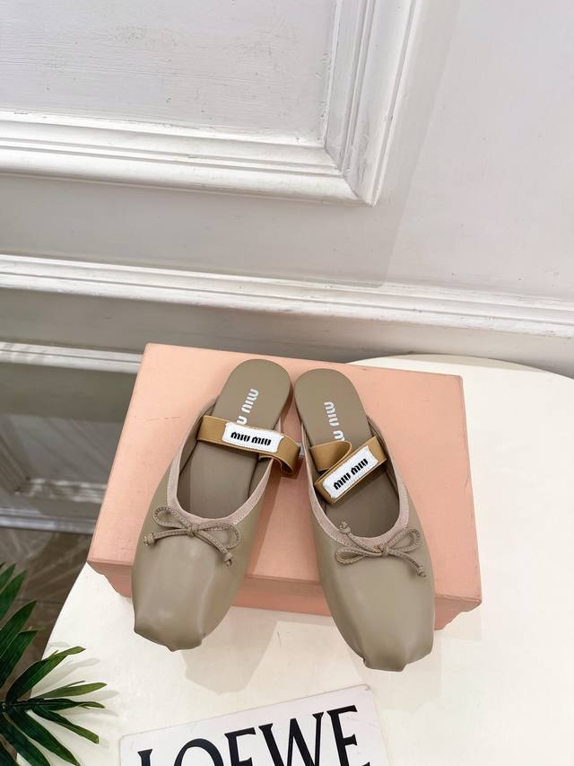 Miu Miu 缪缪 25 2025秋冬新品 专柜主打最新走秀款 经典蝴蝶结微标弹力带半拖鞋 火爆上新！ Bs缪家高货 顶级工艺打造精品质感 无敌舒适 绝对是一