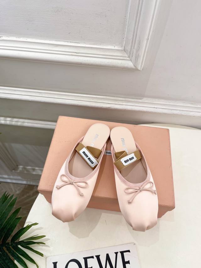 Miu Miu 缪缪 25 2025秋冬新品 专柜主打最新走秀款 经典蝴蝶结微标弹力带半拖鞋 火爆上新！ Bs缪家高货 顶级工艺打造精品质感 无敌舒适 绝对是一