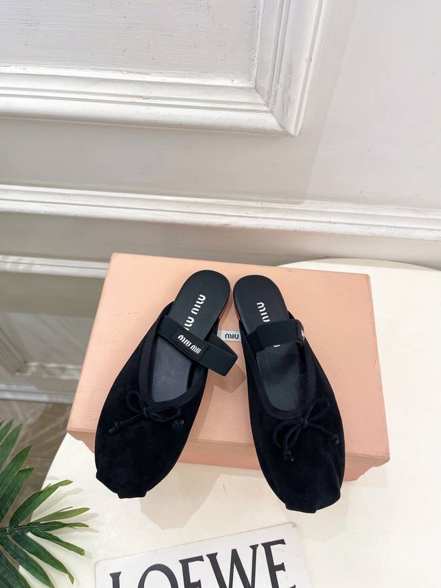 Miu Miu 缪缪 25 2025秋冬新品 专柜主打最新走秀款 经典蝴蝶结微标弹力带半拖鞋 火爆上新！ Bs缪家高货 顶级工艺打造精品质感 无敌舒适 绝对是一