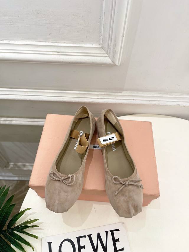 Miu Miu 缪缪 25 2025秋冬新品 专柜主打最新走秀款 经典蝴蝶结微标弹力带芭蕾平底鞋 火爆上新！ Bs缪家高货 顶级工艺打造精品质感 无敌舒适 绝对