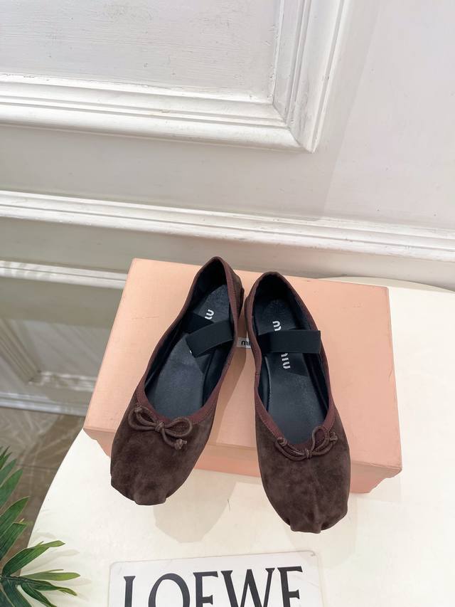 Miu Miu 缪缪 25 2025秋冬新品 专柜主打最新走秀款 经典蝴蝶结微标弹力带芭蕾平底鞋 火爆上新！ Bs缪家高货 顶级工艺打造精品质感 无敌舒适 绝对