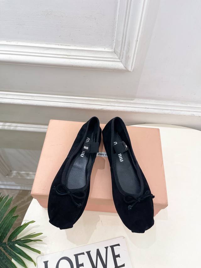 Miu Miu 缪缪 25 2025秋冬新品 专柜主打最新走秀款 经典蝴蝶结微标弹力带芭蕾平底鞋 火爆上新！ Bs缪家高货 顶级工艺打造精品质感 无敌舒适 绝对