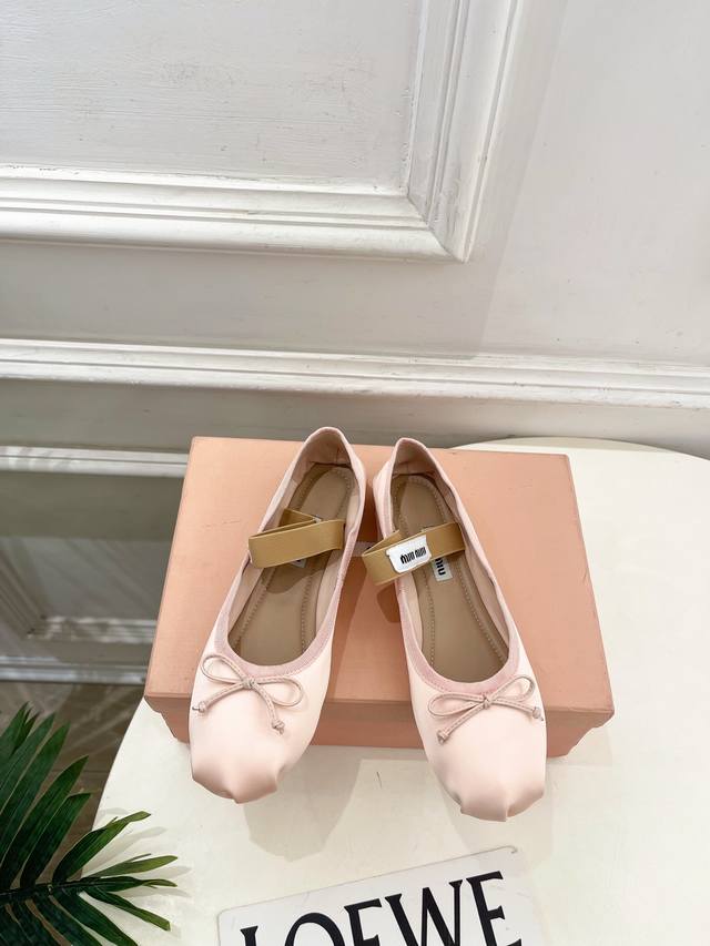 Miu Miu 缪缪 25 2025秋冬新品 专柜主打最新走秀款 经典蝴蝶结微标弹力带芭蕾平底鞋 火爆上新！ Bs缪家高货 顶级工艺打造精品质感 无敌舒适 绝对