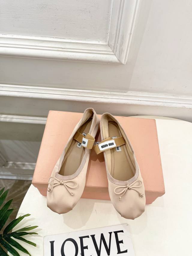 Miu Miu 缪缪 25 2025秋冬新品 专柜主打最新走秀款 经典蝴蝶结微标弹力带芭蕾平底鞋 火爆上新！ Bs缪家高货 顶级工艺打造精品质感 无敌舒适 绝对