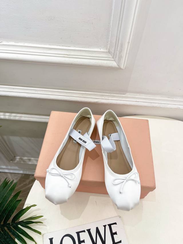 Miu Miu 缪缪 25 2025秋冬新品 专柜主打最新走秀款 经典蝴蝶结微标弹力带芭蕾平底鞋 火爆上新！ Bs缪家高货 顶级工艺打造精品质感 无敌舒适 绝对