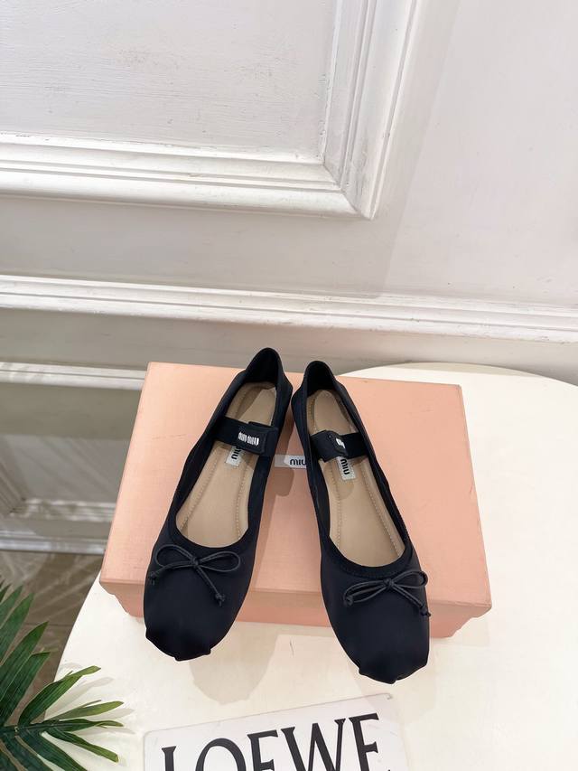 Miu Miu 缪缪 25 2025秋冬新品 专柜主打最新走秀款 经典蝴蝶结微标弹力带芭蕾平底鞋 火爆上新！ Bs缪家高货 顶级工艺打造精品质感 无敌舒适 绝对