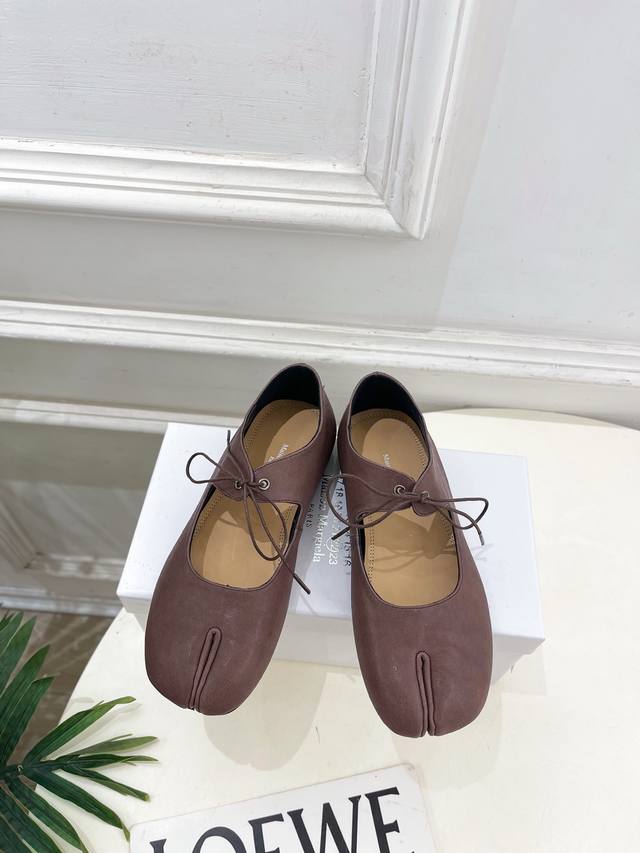 Maison Margiela Mm6马吉拉 2025 秋冬新款 复古绑带分趾玛丽珍平底鞋 Mm6作为这两年最受欢迎的鬼才设计师品牌，设计简单、奢华的质感让你爱