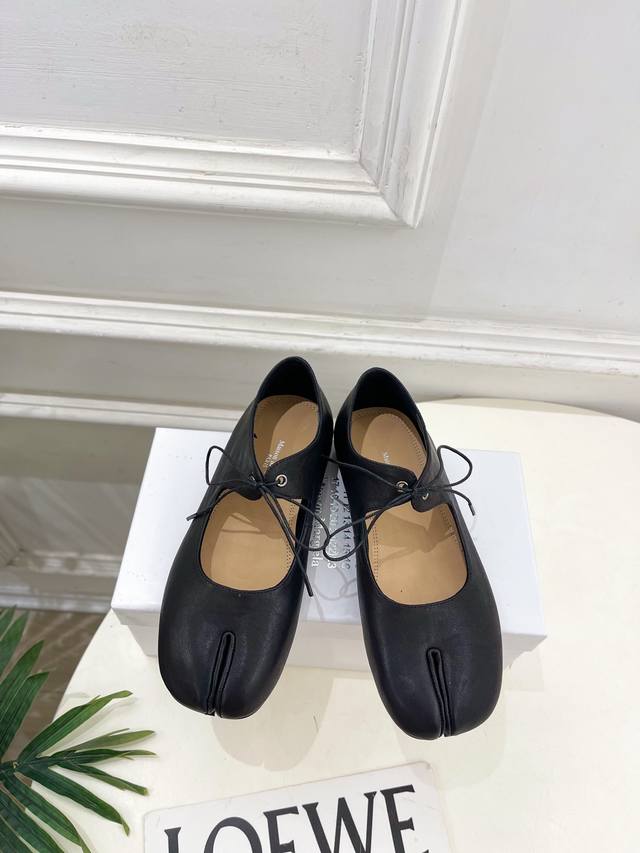 Maison Margiela Mm6马吉拉 2025 秋冬新款 复古绑带分趾玛丽珍平底鞋 Mm6作为这两年最受欢迎的鬼才设计师品牌，设计简单、奢华的质感让你爱