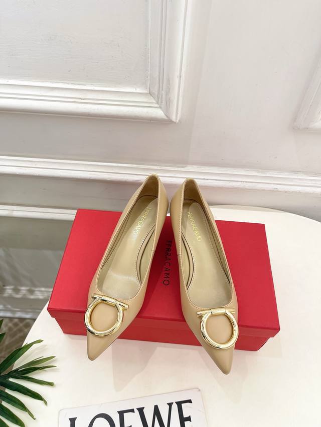Ferragamo｜菲拉格慕25 2025秋冬新品 经典尖头大号Gancini扣饰高跟鞋 火爆上新！ 这鞋绝对是黑马选手 颜值超高 网红博主火爆追捧 特让女神们