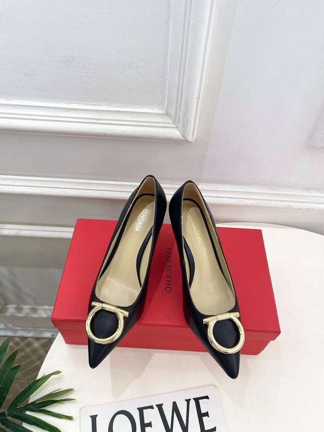 Ferragamo｜菲拉格慕25 2025秋冬新品 经典尖头大号Gancini扣饰高跟鞋 火爆上新！ 这鞋绝对是黑马选手 颜值超高 网红博主火爆追捧 特让女神们