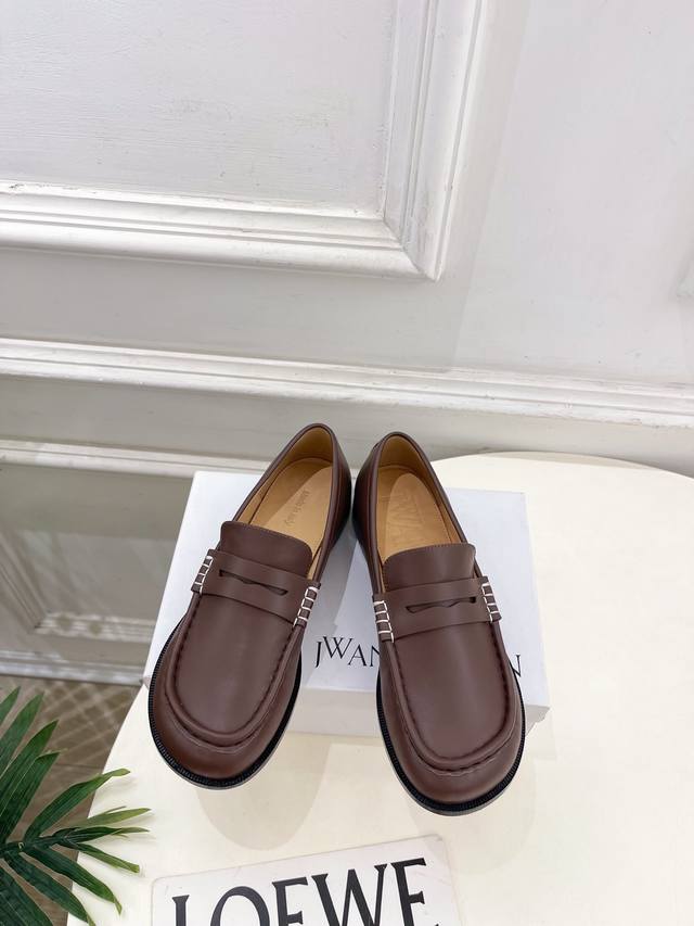 Jw Anderson 2025秋冬新品 经典复古简约乐福鞋 作为这两年最受欢迎的设计师牌，设计简单、细节巧妙、清新脱俗！ 不想满大街撞款的可以看看这个品牌，比